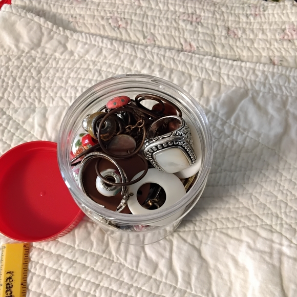 3827 Jar of Broken and old Jewelry. Some complete pieces. - Picture 6 of 6